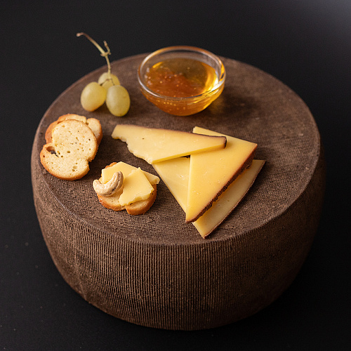 Сыр полутвердый «Сальково: Посадский» с оливковой коркой